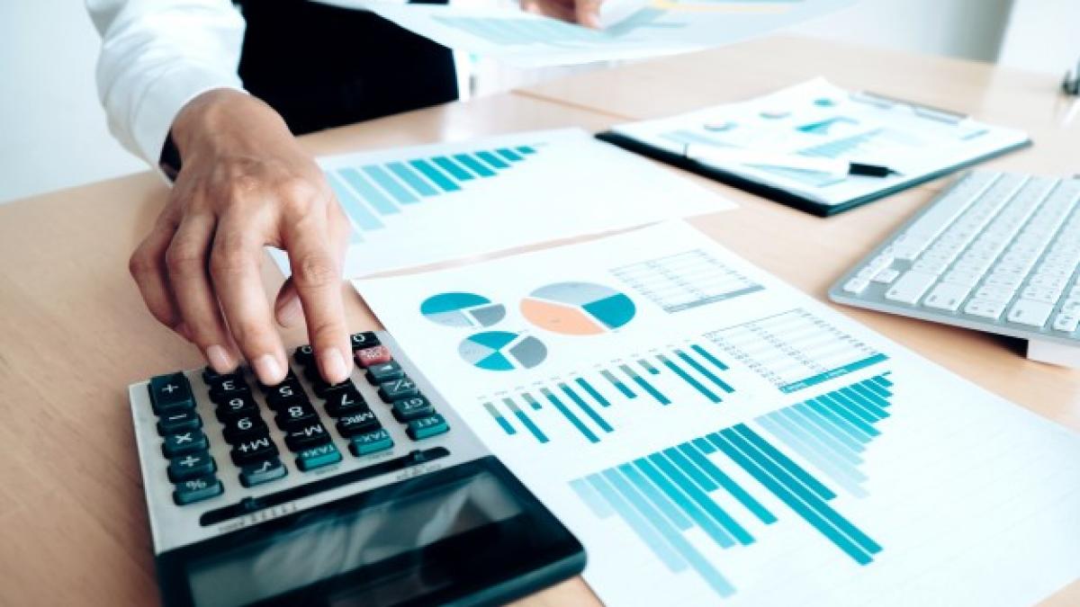 finances_saving_economy_concept_female_accountant_banker_use_calculator_1421_90_85829700