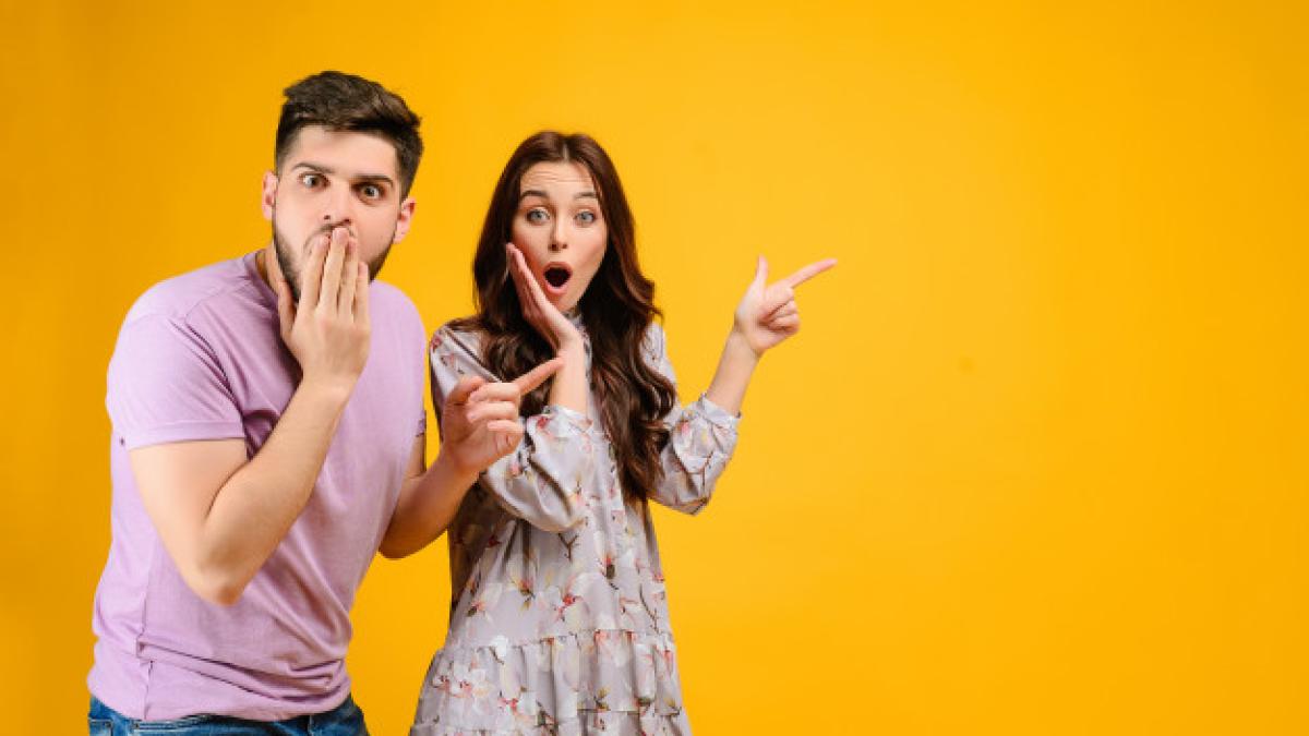young_couple_man_woman_surprised_pointing_copyspace_97712_316_42424200