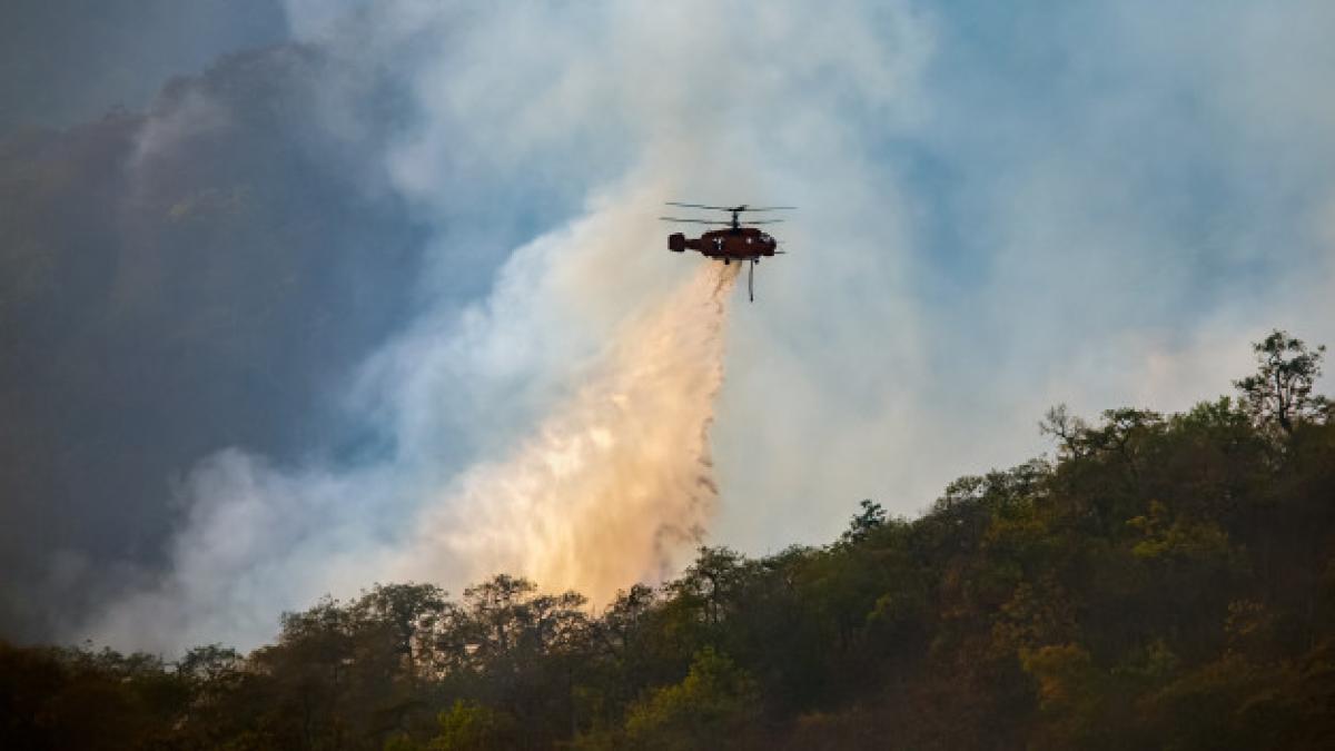Imagini ÎNFRICOȘĂTOARE! Tornadă de FOC în California de nord VIDEO