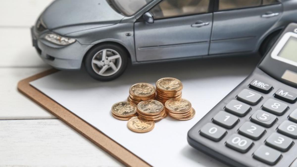 car_model_calculator_coins_white_table_1387_495_70186600