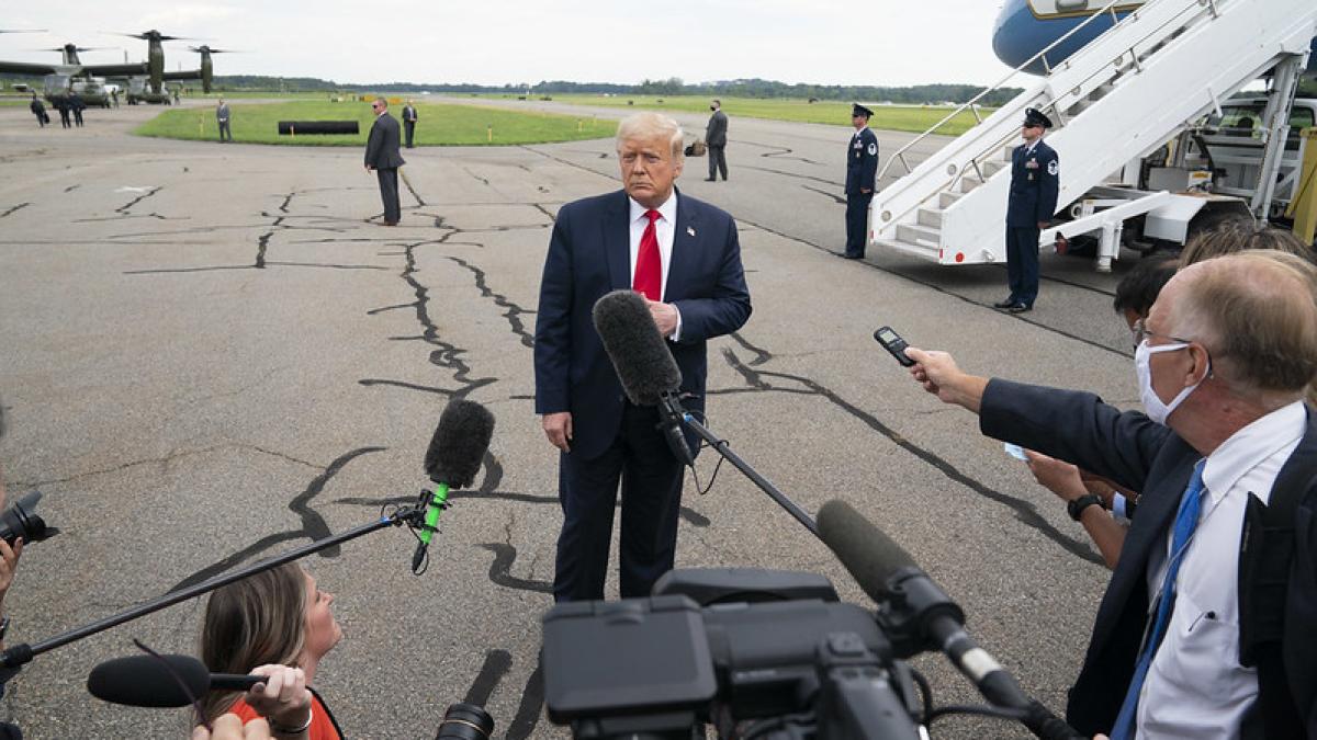 donald_trump_microfon_87800100