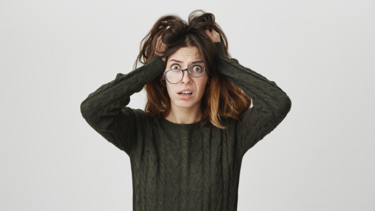 alarmed_young_woman_glasses_panicking_tousle_hair_176420_17437_21299600