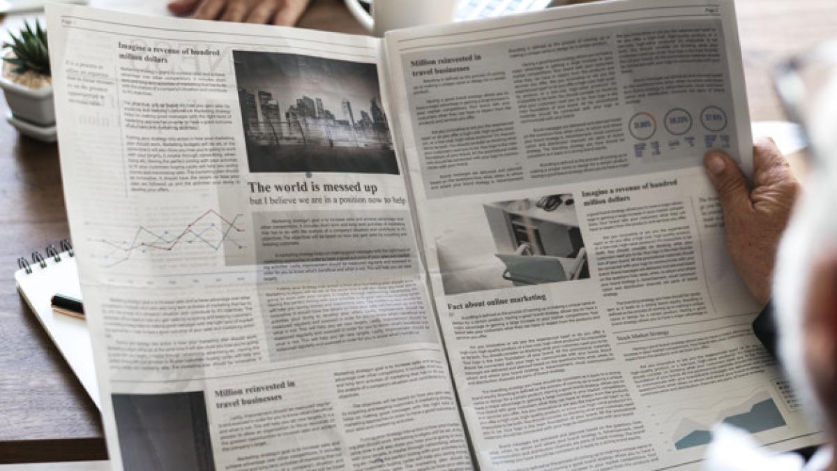 business_people_reading_newspaper_53876_14764_10920500