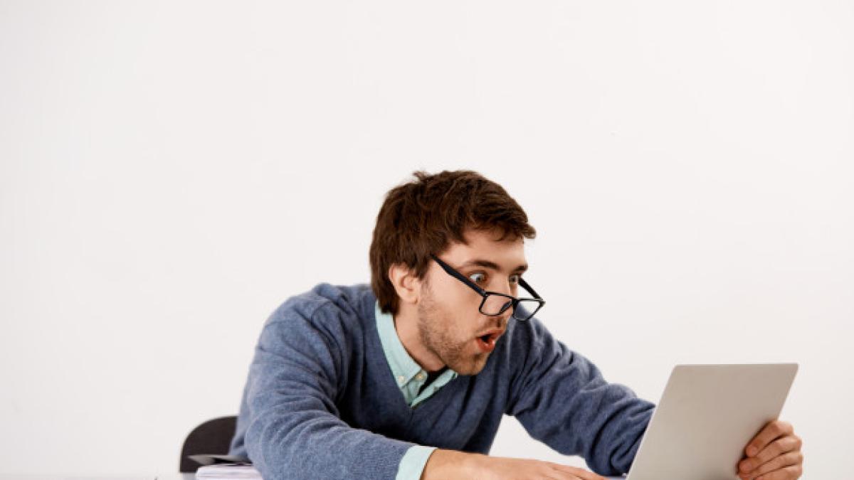shocked_startled_impressed_office_worker_male_entrepreneur_sitting_desk_staring_laptop_screen_speechless_reading_big_news_176420_15882_46861800