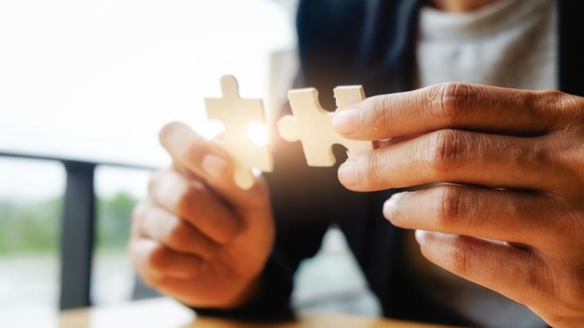 app_woman_white_solution_closeup_two_1418_517_63460200