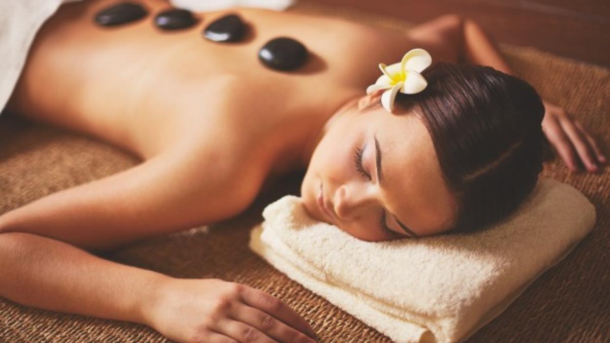 woman_enjoying_stone_massage_1098_3182_80180100