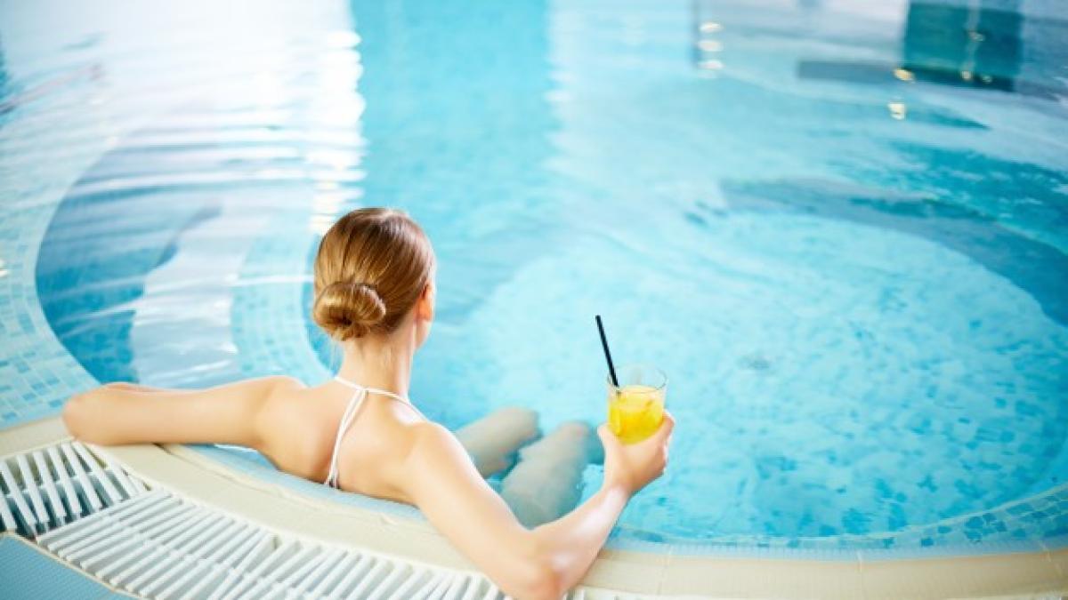 rear_view_woman_hot_tub_1098_3889_89375600