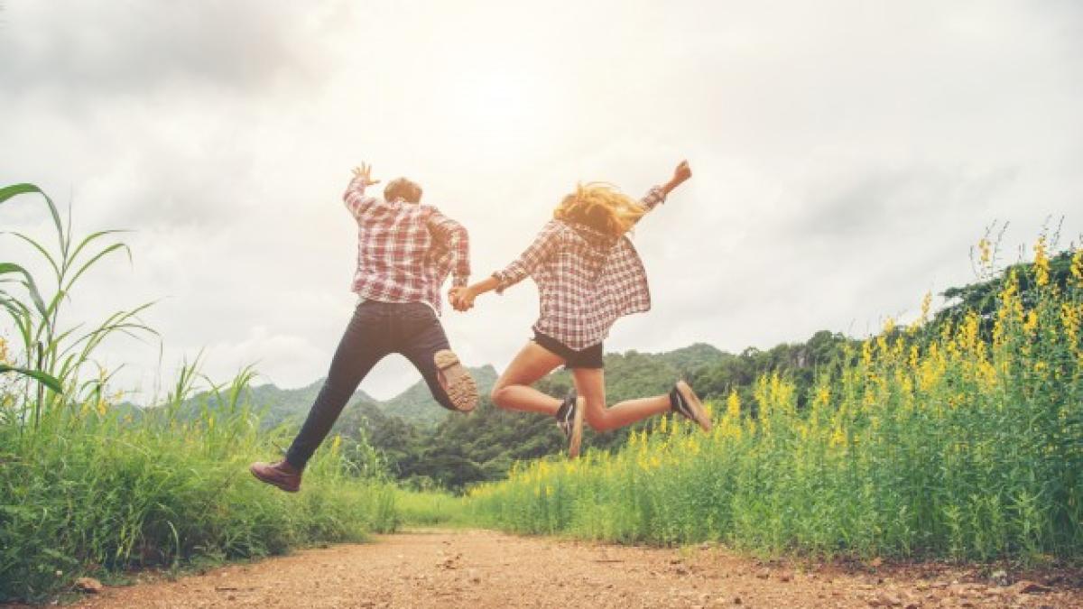 summer_flirting_mountain_male_adult_1150_1446_77217900