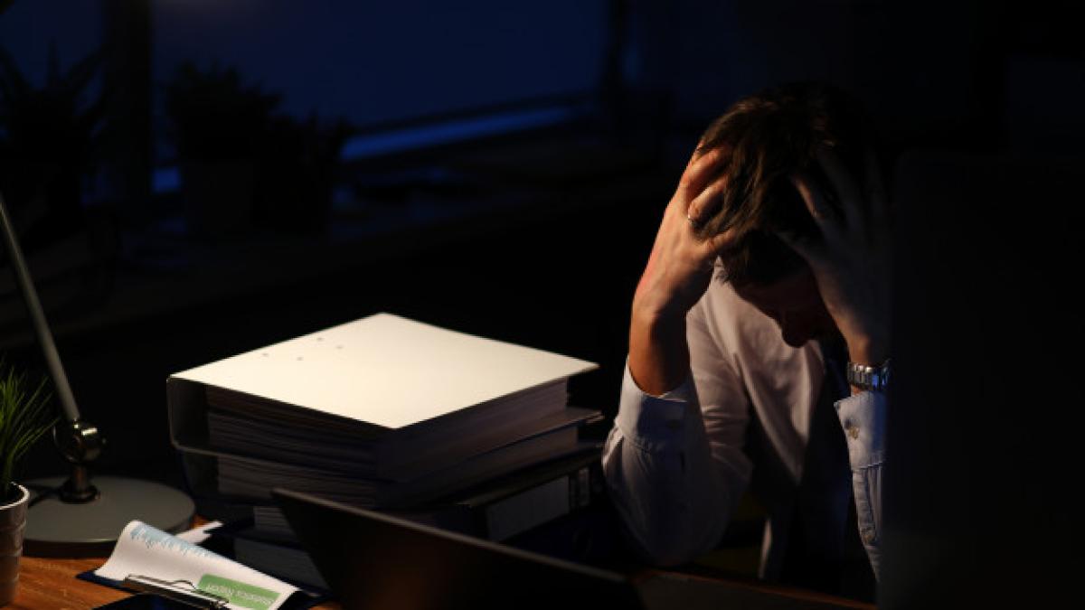 exhausted_business_employee_151013_2630_87560200