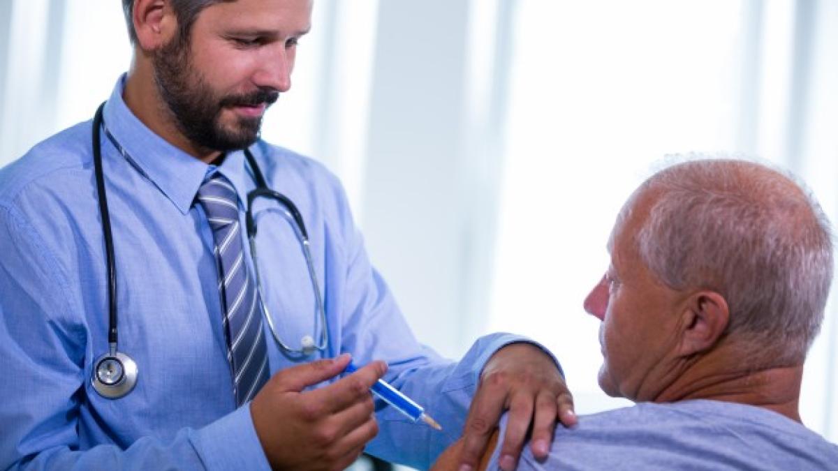 male_doctor_giving_injection_patient_1170_2135_24179000