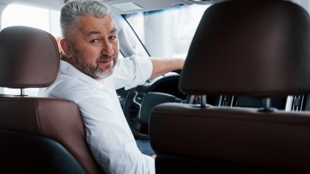 conception_success_joyful_bearded_man_white_shirt_looks_back_while_sitting_modern_car_146671_14444_18564800