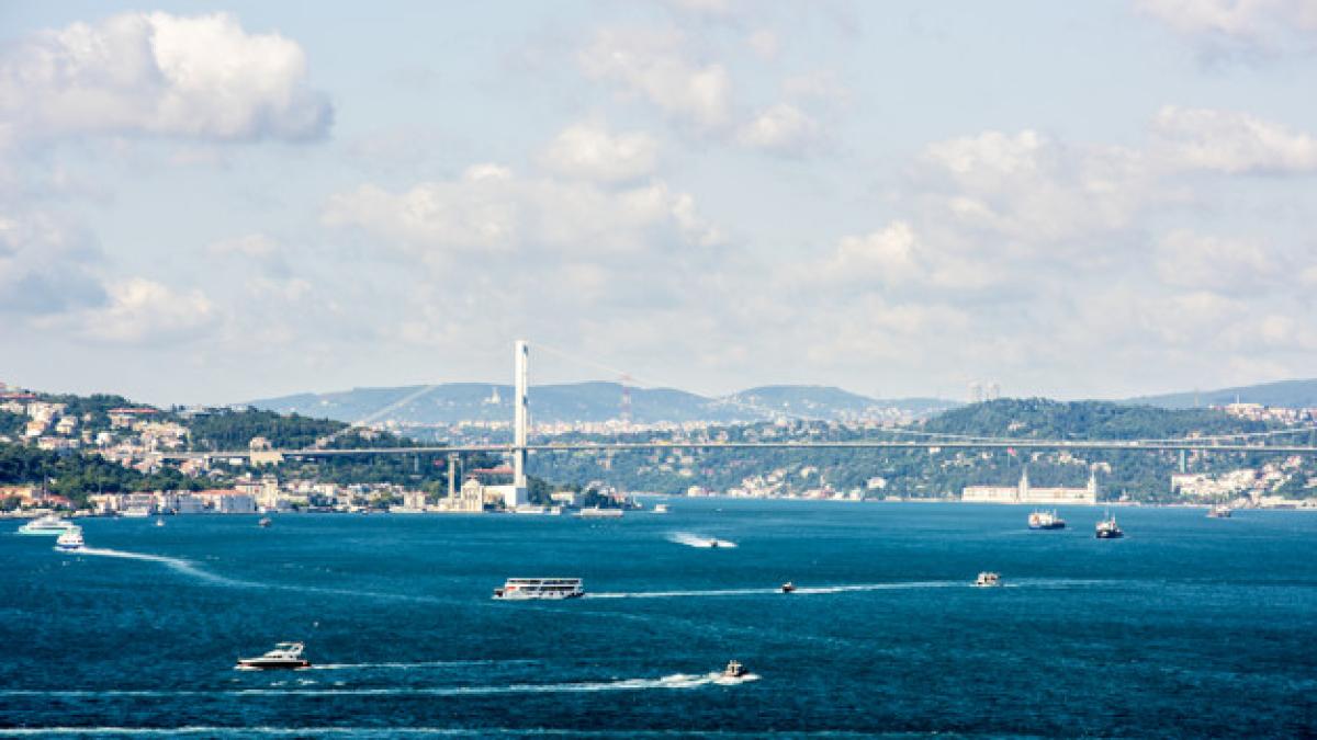 istanbul_s_ocean_scene_with_cruise_ship_53876_42290_18621100