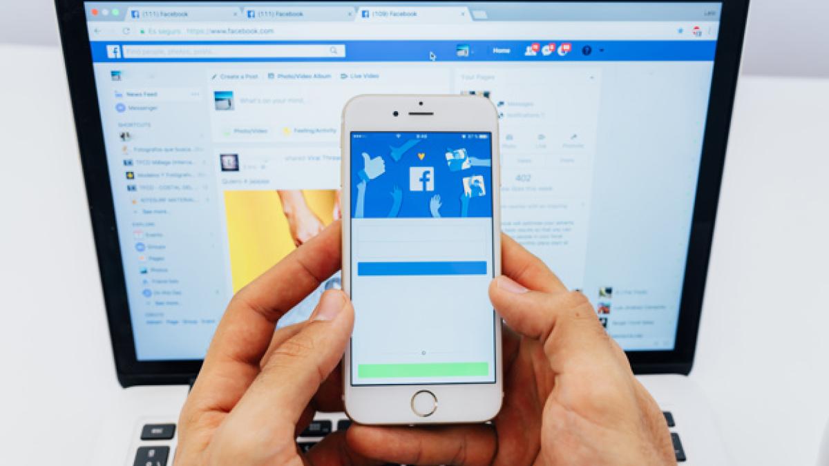 facebook_phone_laptop_23_2147651266_25595900