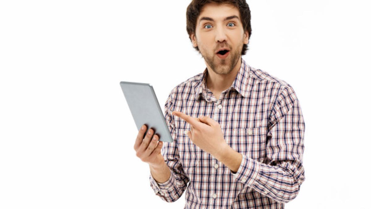 surprised_guy_pointing_tablet_screen_say_wow_176420_15989_21448400