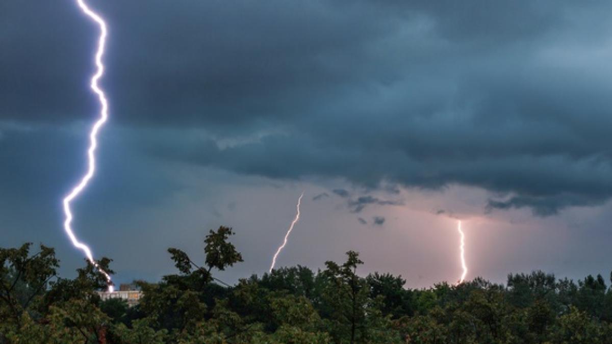 beautiful_shot_lightning_strike_zagreb_croatia_181624_13398_04454500