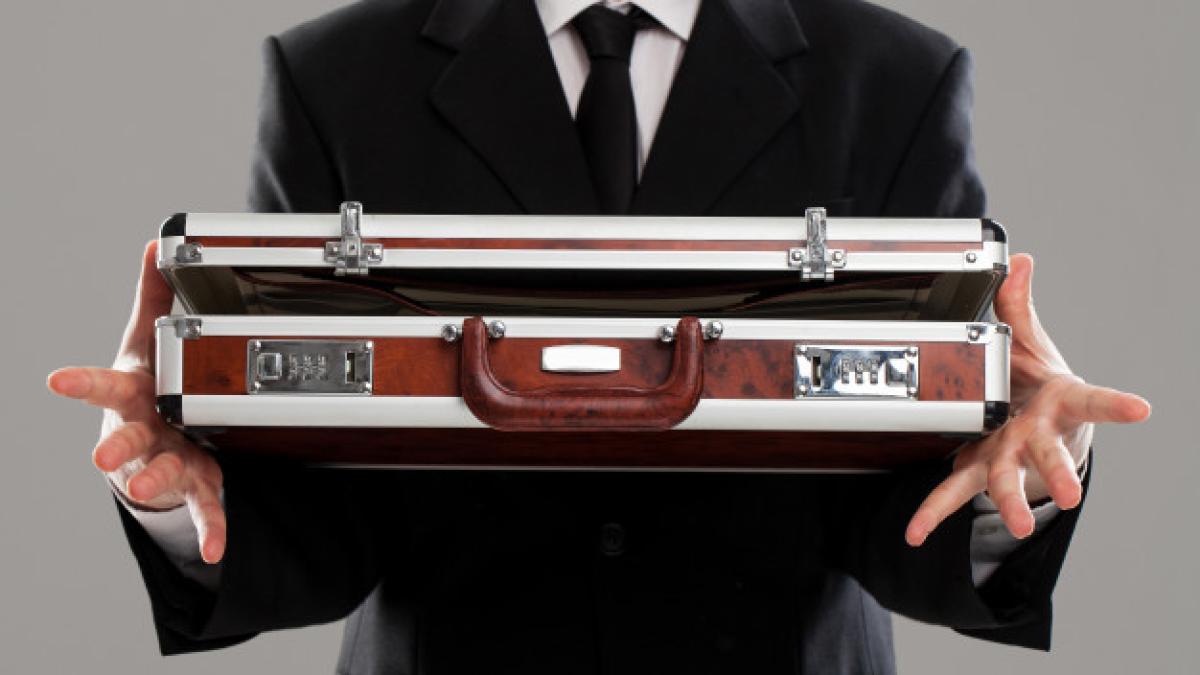 document_case_businessman_hands_144627_3836_29104300