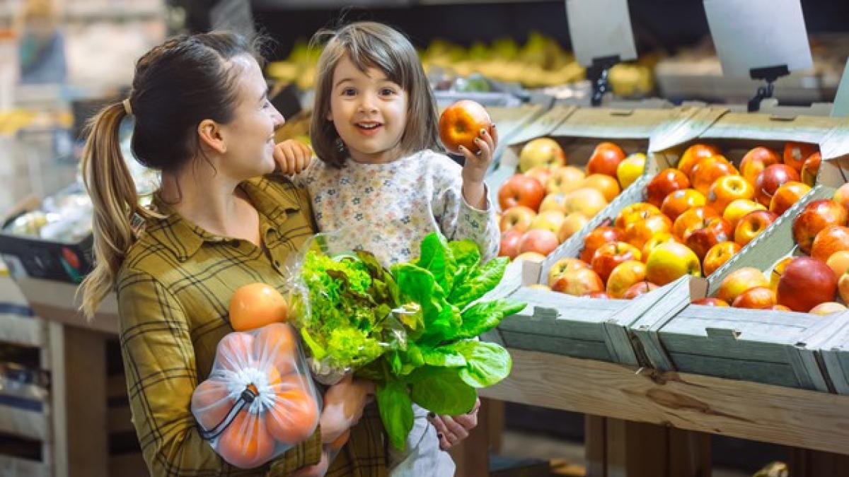 family_supermarket_beautiful_young_mom_her_little_daughter_smiling_buying_food_concept_healthy_eating_harvest_169016_4713_02400900