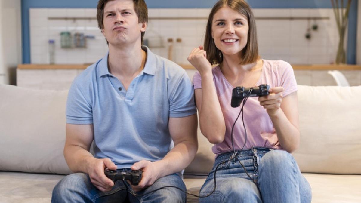 front_view_mom_dad_playing_video_games_23_2148675616_34504400