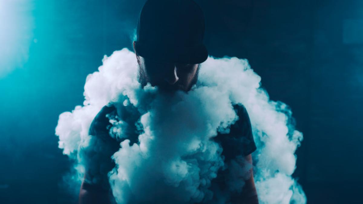 man_vaping_electronic_cigarette_158595_2893_03594300