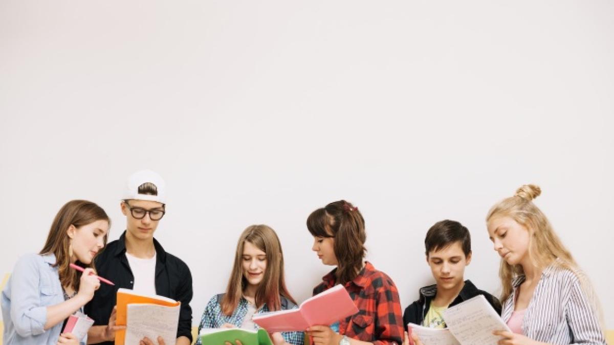 students_posing_coworking_white_23_2147666694_41406000