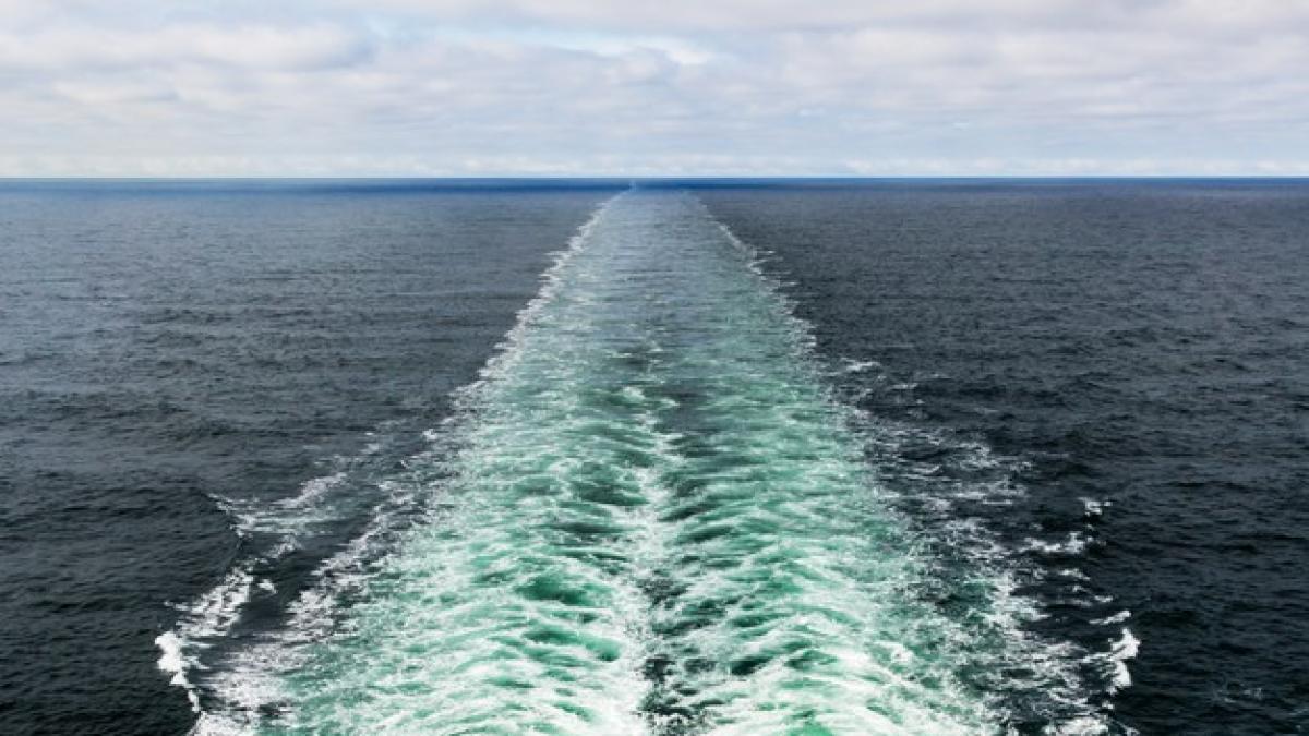 beautiful_shot_motorboat_foam_trace_sea_181624_14983_19617300