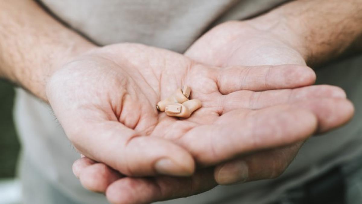 small_intra_channel_hearing_aids_device_man_s_hands_152932_791_09107400