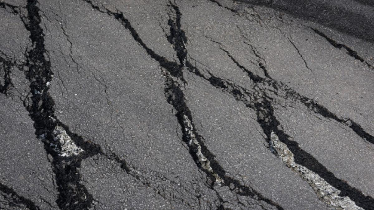 asphalt_road_with_cracks_73523_2503_10524000