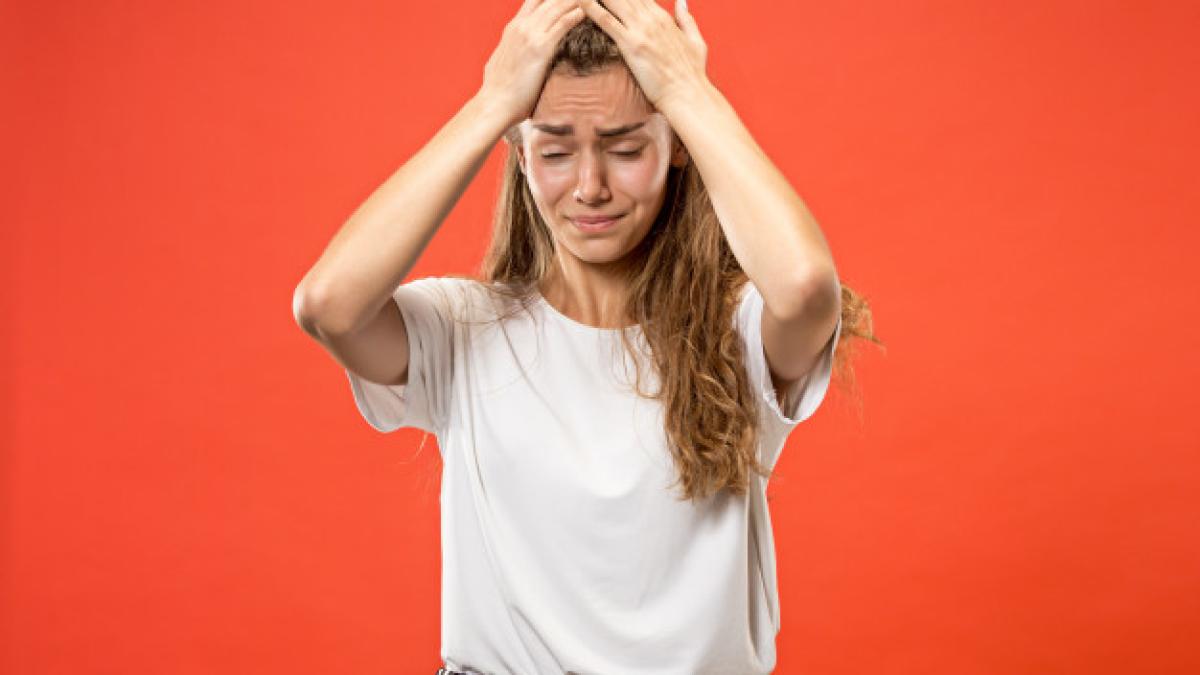 woman_having_headache_isolated_pastel_155003_5056_48762300