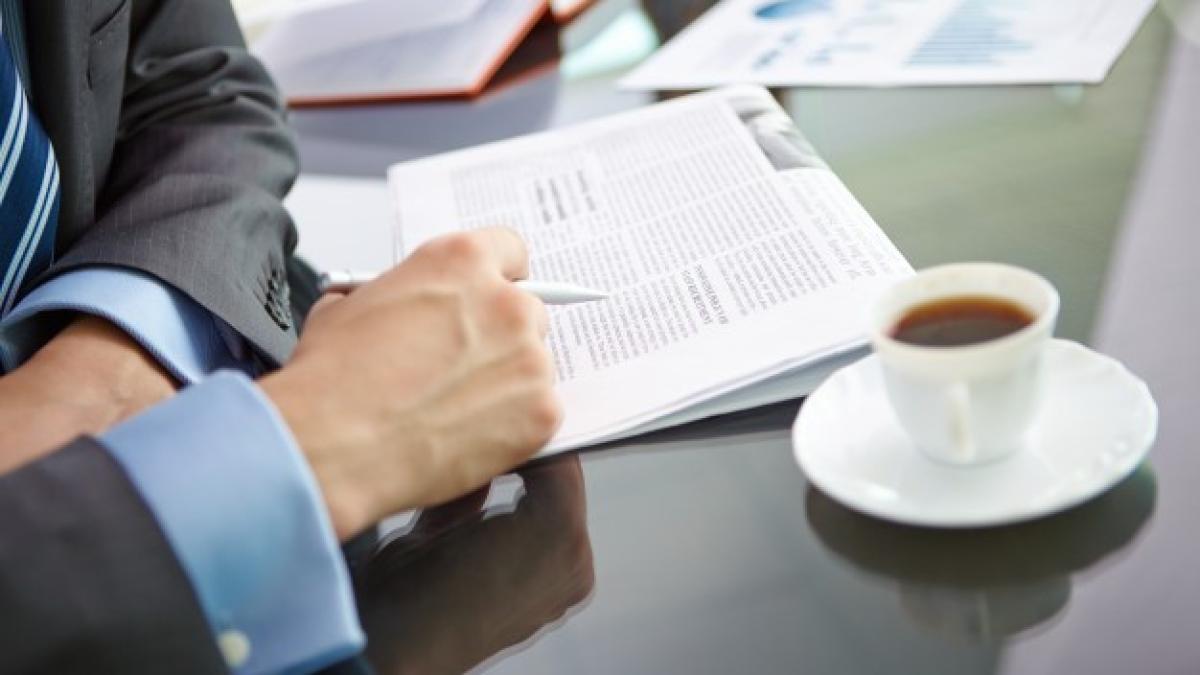 close_up_male_executive_reading_news_1098_2764_88206500