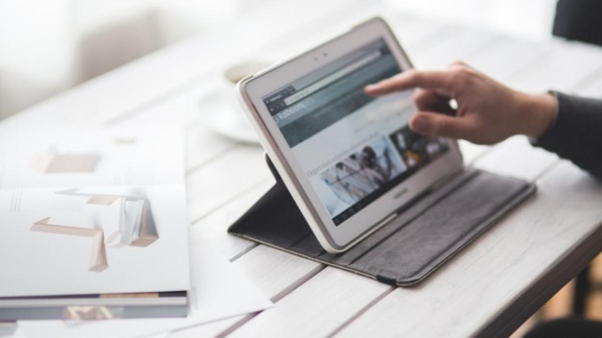 businessman_working_with_tablet_1162_84_39350400