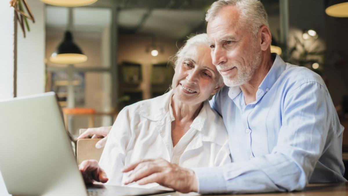 medium_shot_couple_looking_laptop_23_2148214610_33506400