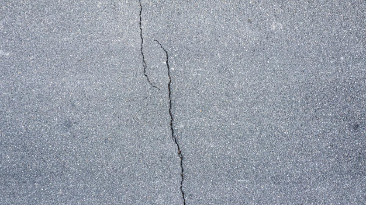 cracking_asphalt_damage_pavement_due_aggressive_environment_background_160152_466_75751200