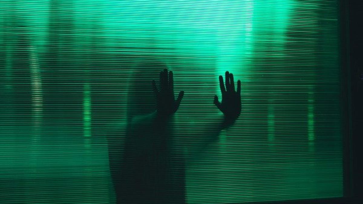 glass_3983411_640_04762800