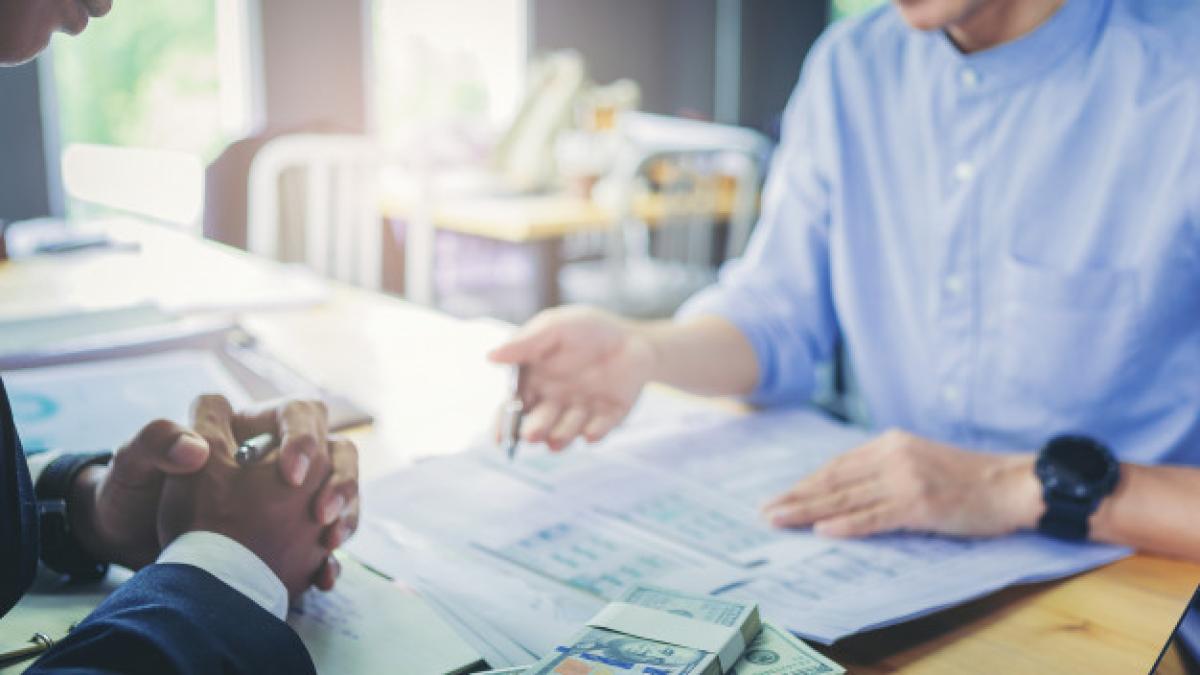 loan_business_finance_businessman_explain_business_report_from_data_analysis_bank_marketing_38335_443_10267700