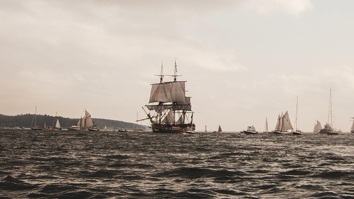 landscape_sea_with_sailing_ships_it_cloudy_sky_evening_1_87759000