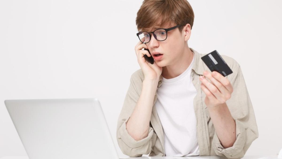 studio_shot_young_man_sits_table_295783_593_21366600