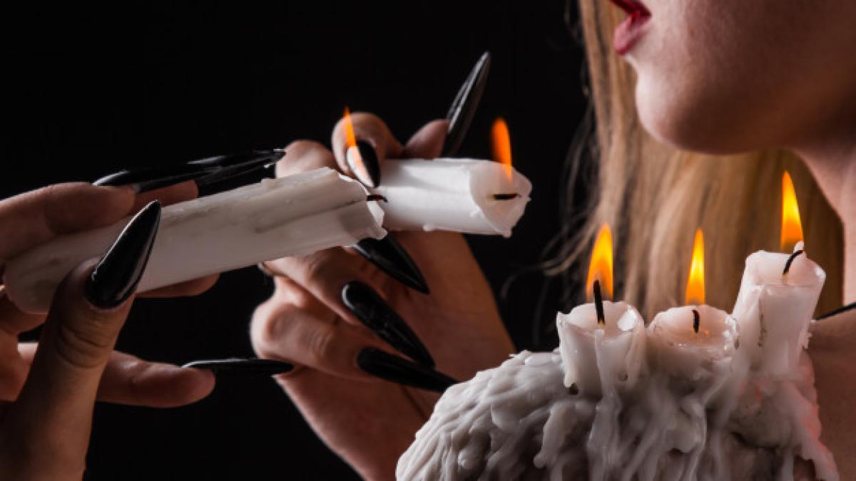 girl_with_long_hair_witch_is_trying_set_herself_fire_106652_203_59001400