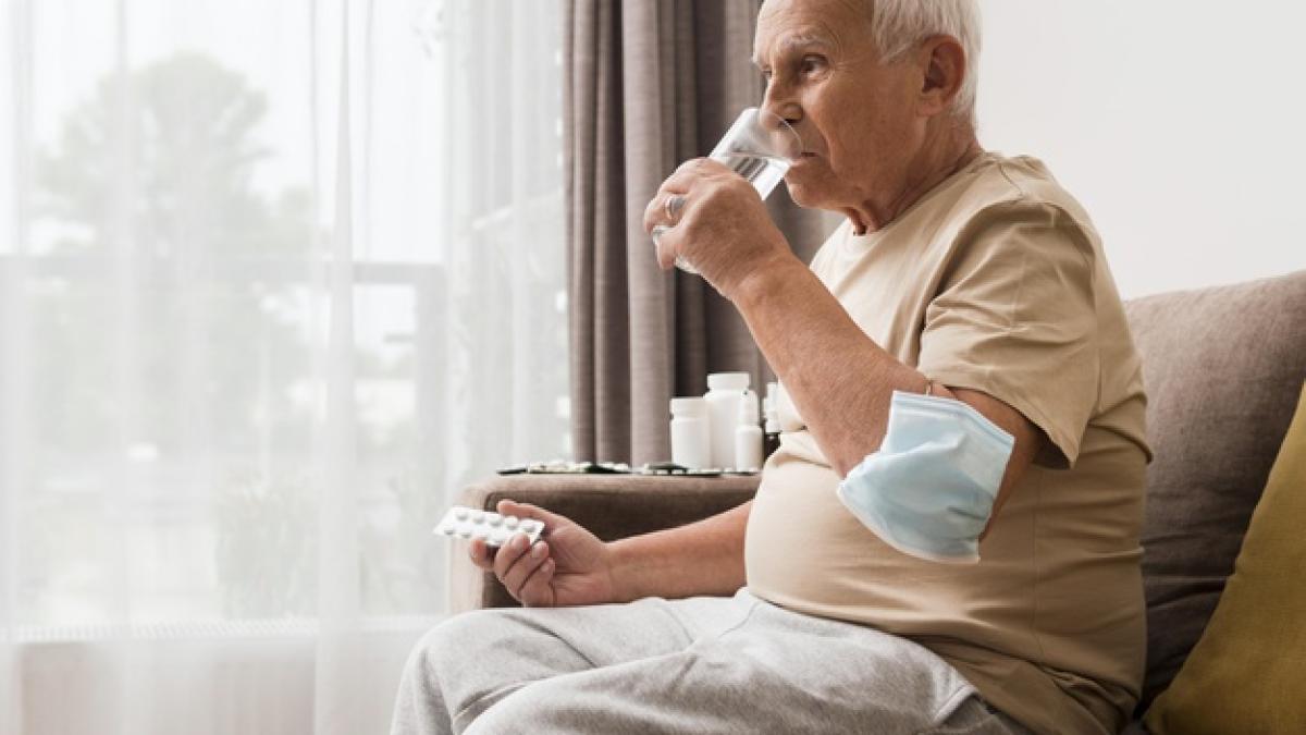 side_view_old_man_taking_pill_23_2148704900_89022100