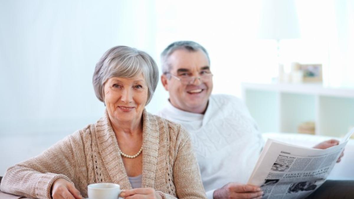 smiling_couple_drinking_coffee_reading_newspaper_1098_1168_14796000