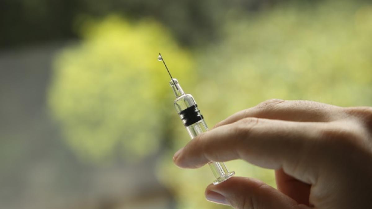 closeup_shot_female_holding_syringe_181624_19198_49765600