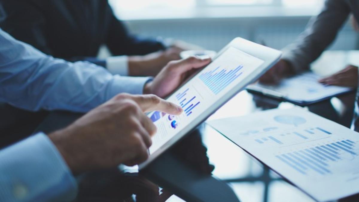 close_up_businessman_with_digital_tablet_1098_549_75799000