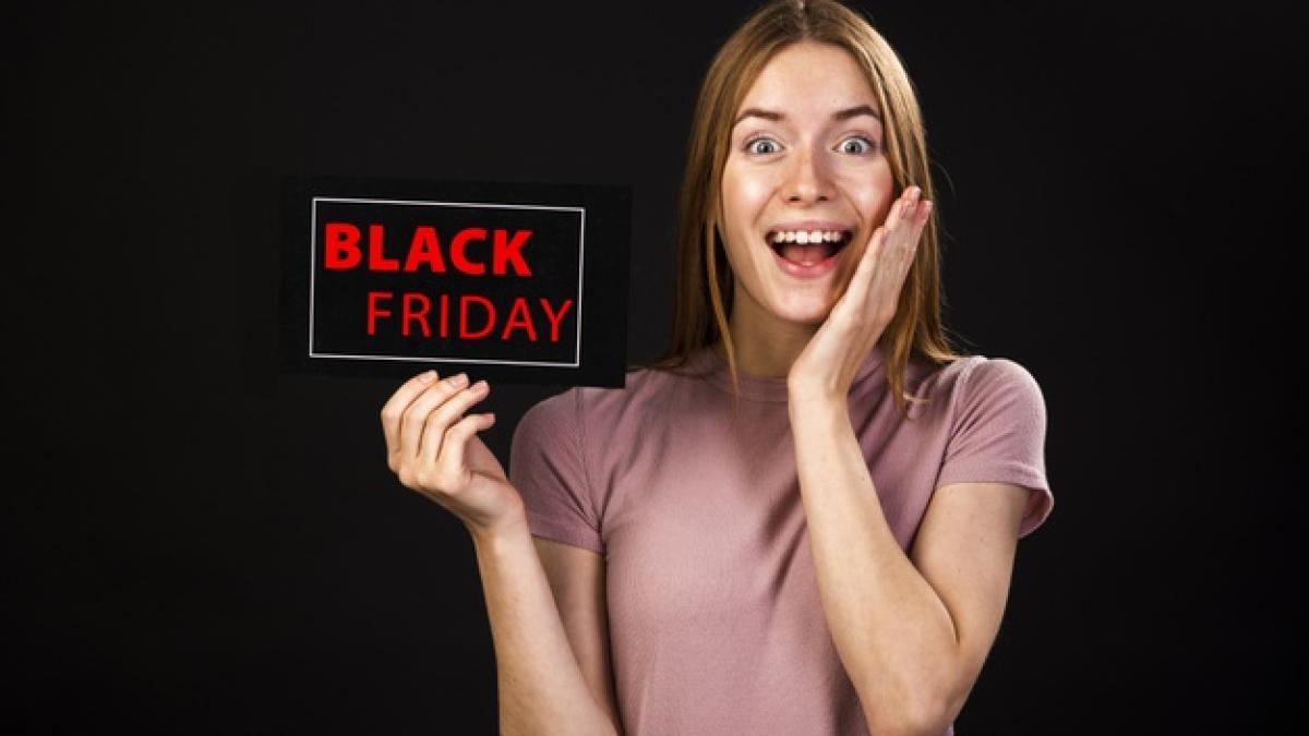 front_view_enthusiastic_woman_holding_black_friday_card_23_2148316703_42133300