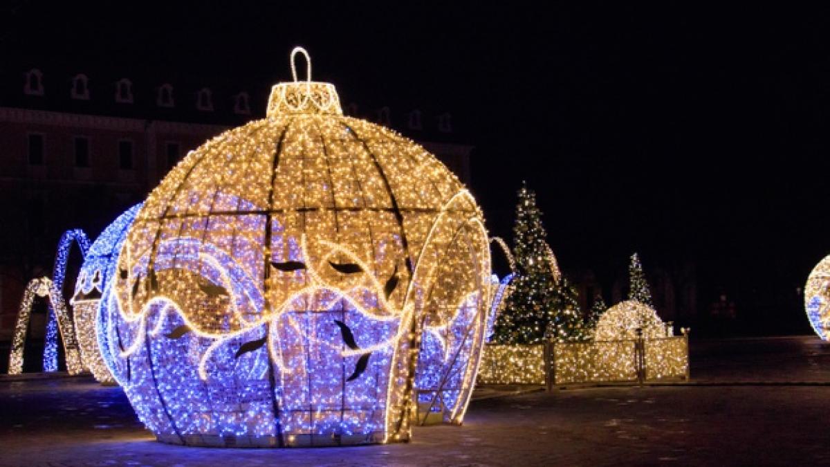 beautiful_illuminated_christmas_sculptures_magdeburg_germany_night_181624_19978_23689600