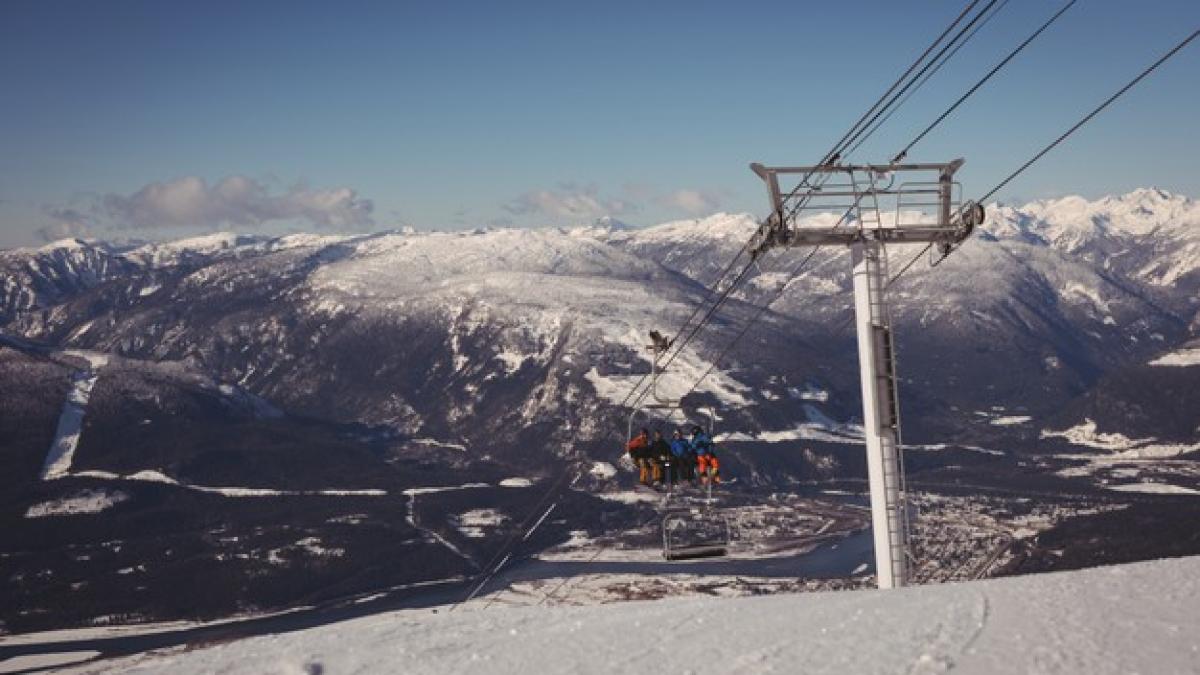 skiers_travelling_ski_lift_ski_resort_107420_96435_10677300