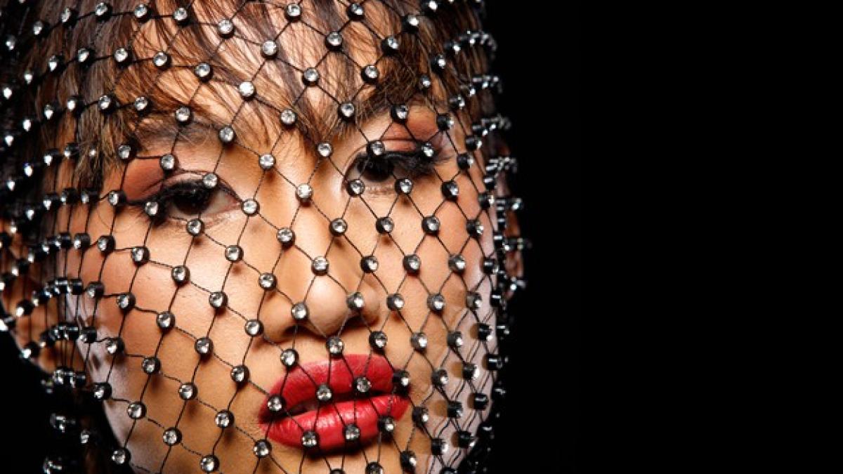 fashion_asian_woman_wear_diamond_crystal_net_mask_121764_561_54853300