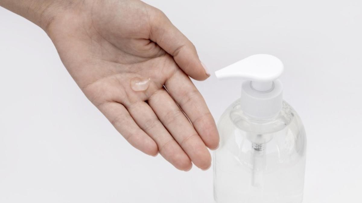 top_view_woman_using_liquid_soap_23_2148685590_57172400