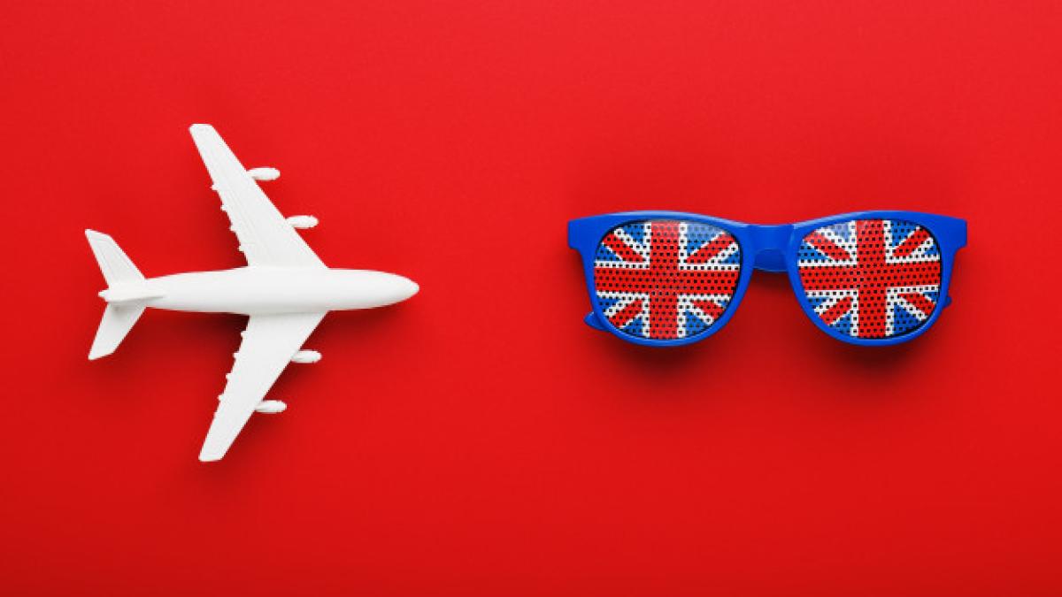 sunglasses_wooden_tabel_reflecting_union_jack_94046_2922_39896100