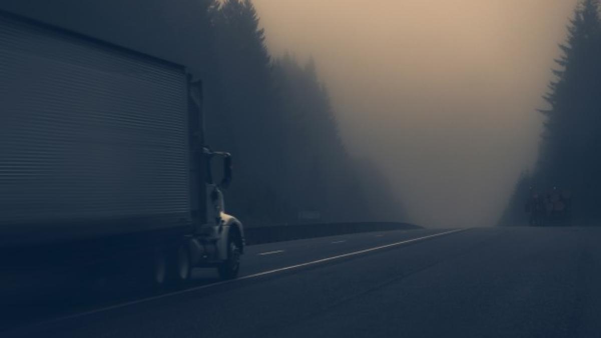 truck_foggy_highway_1426_1931_95956600