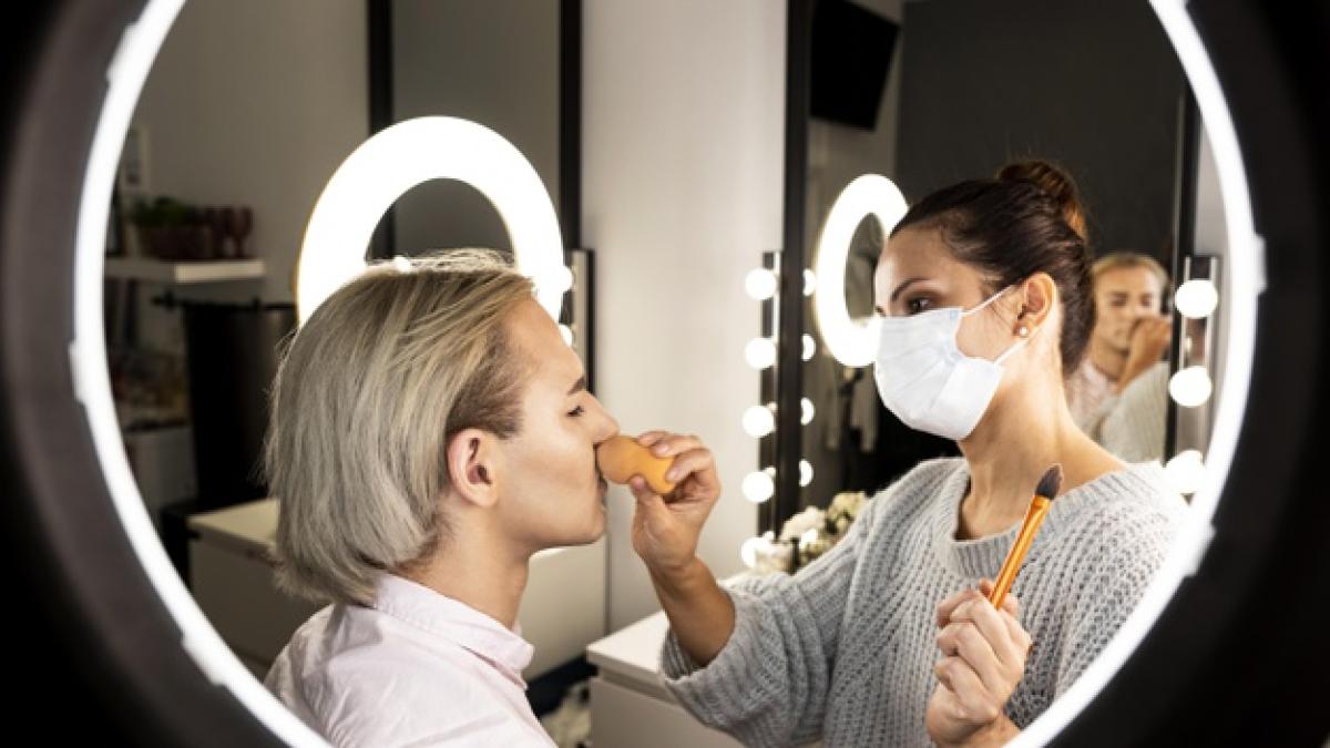 man_wearing_make_up_beauty_salon_23_2148784332_74899000