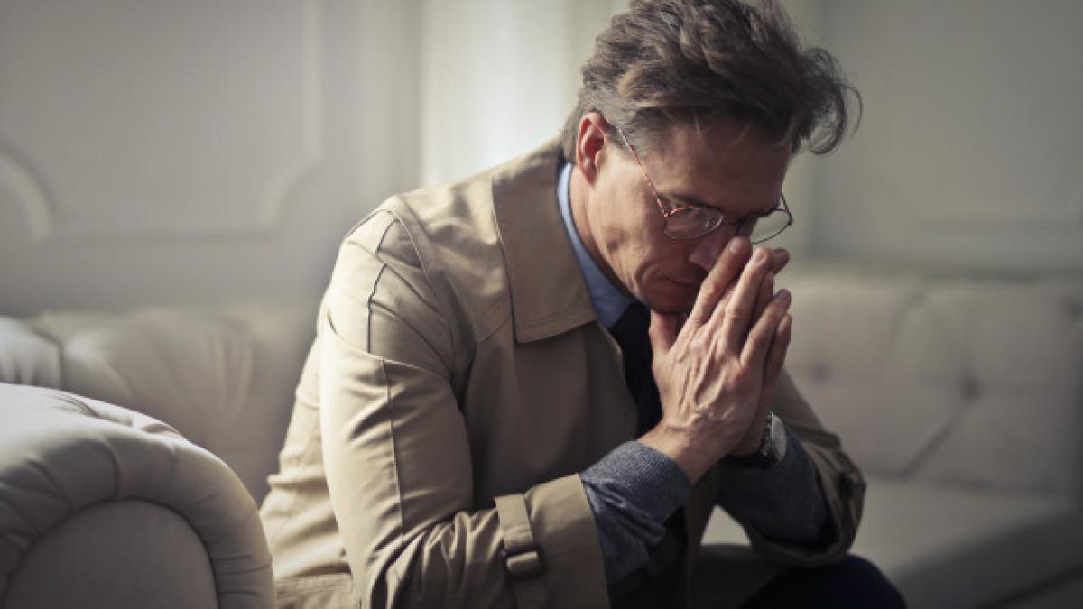 businessman_worrying_thinking_102671_1663_63998400